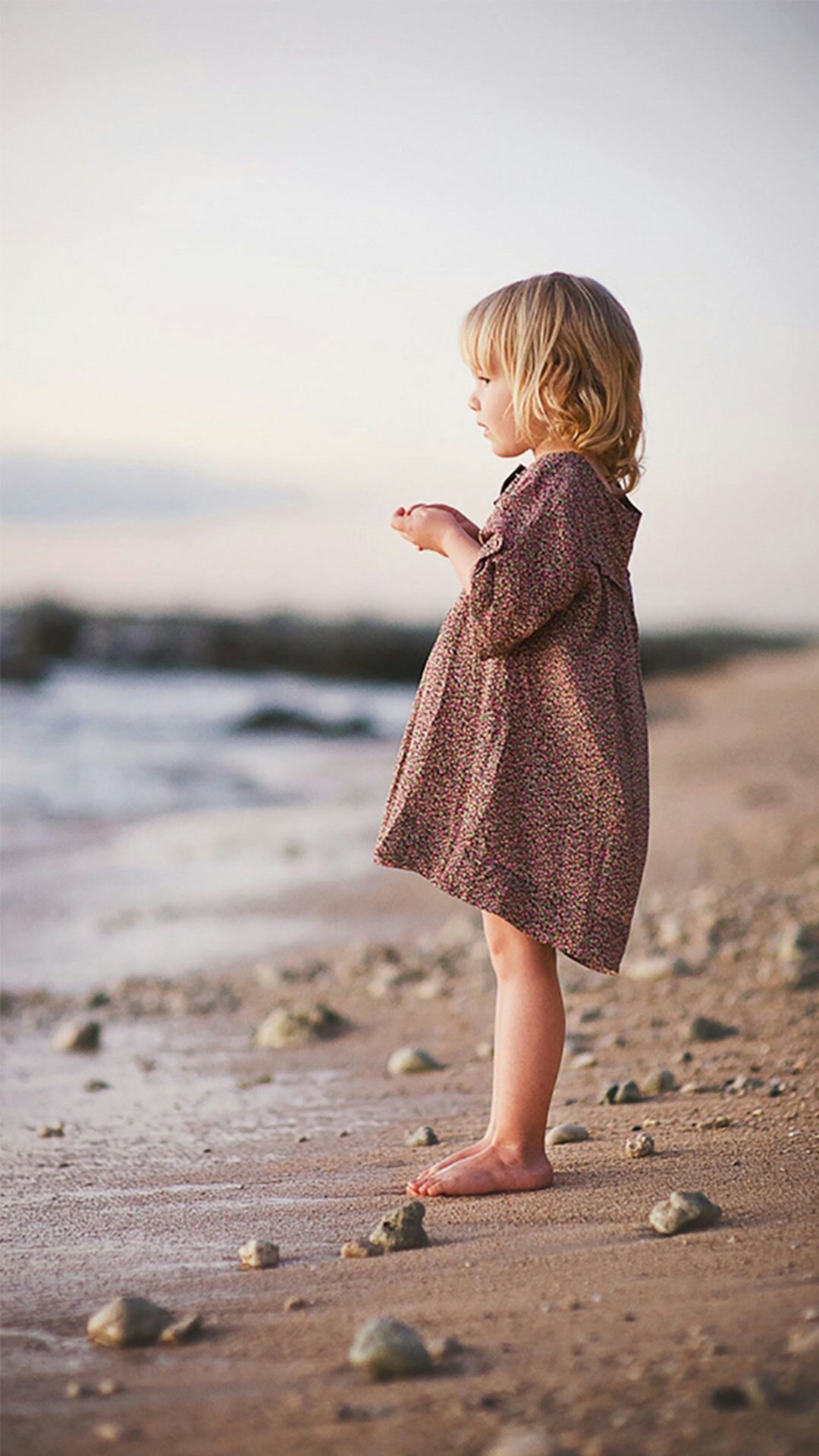 Cute Lovely Little Girl Beach Watching - Little Girl Wallpaper Iphone - HD Wallpaper 
