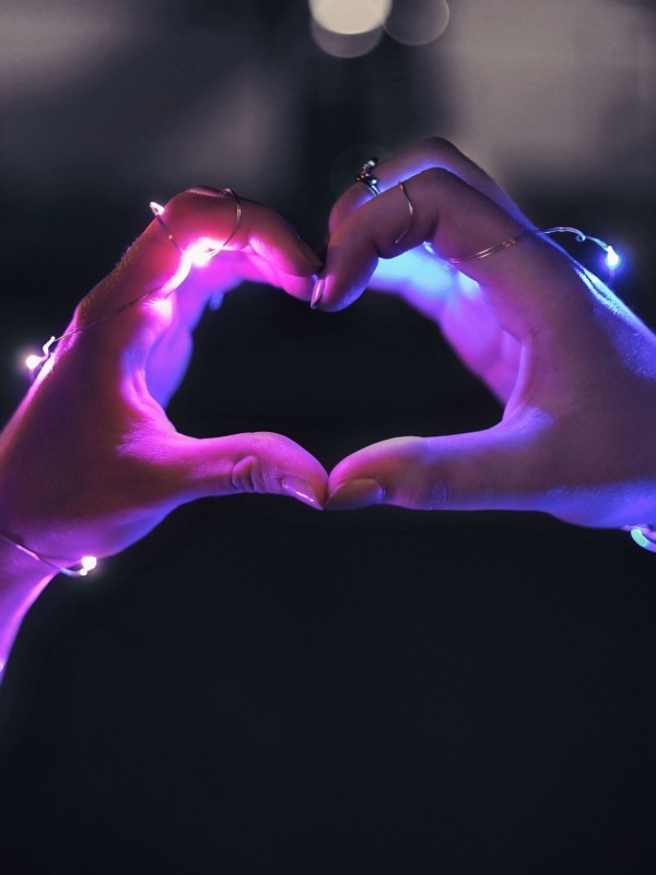 Heart Gesture, Hands, Lights, Cute - Cute Wallpaper For Macbook Pro - HD Wallpaper 