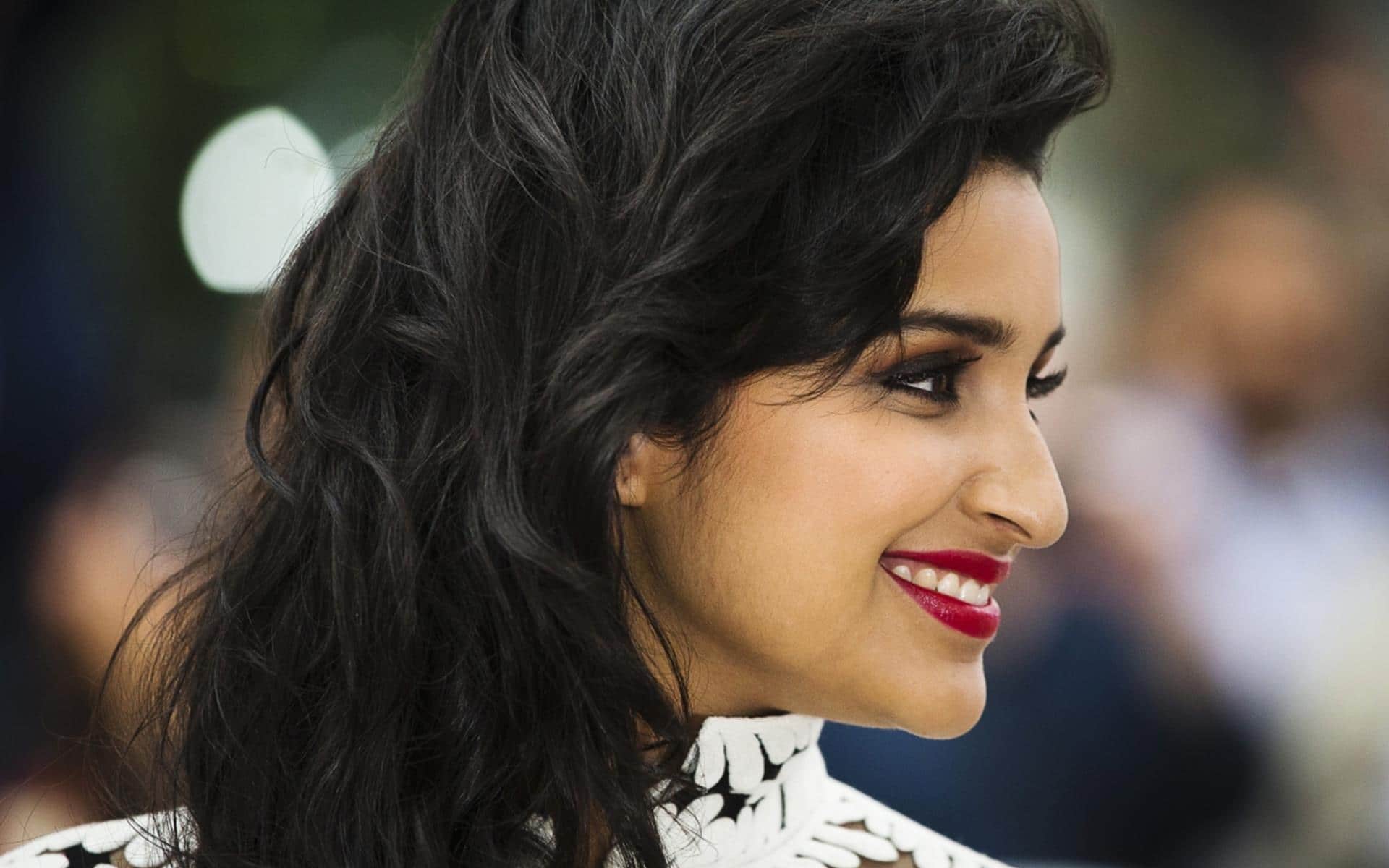 Parineeti Chopra Cute Smiling - HD Wallpaper 