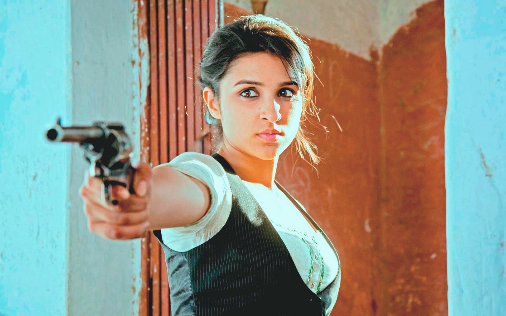 Parineeti Chopra With Gun - HD Wallpaper 