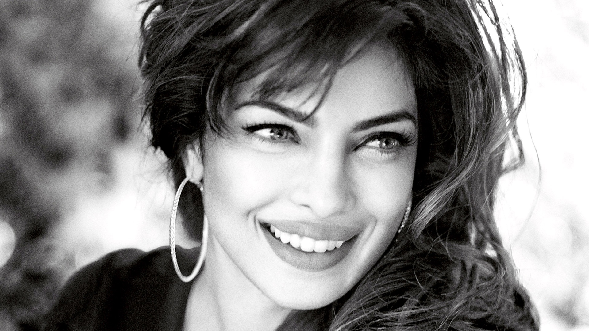 Smile Queen Priyanka Chopra - High Resolution Black And White Portrait - HD Wallpaper 