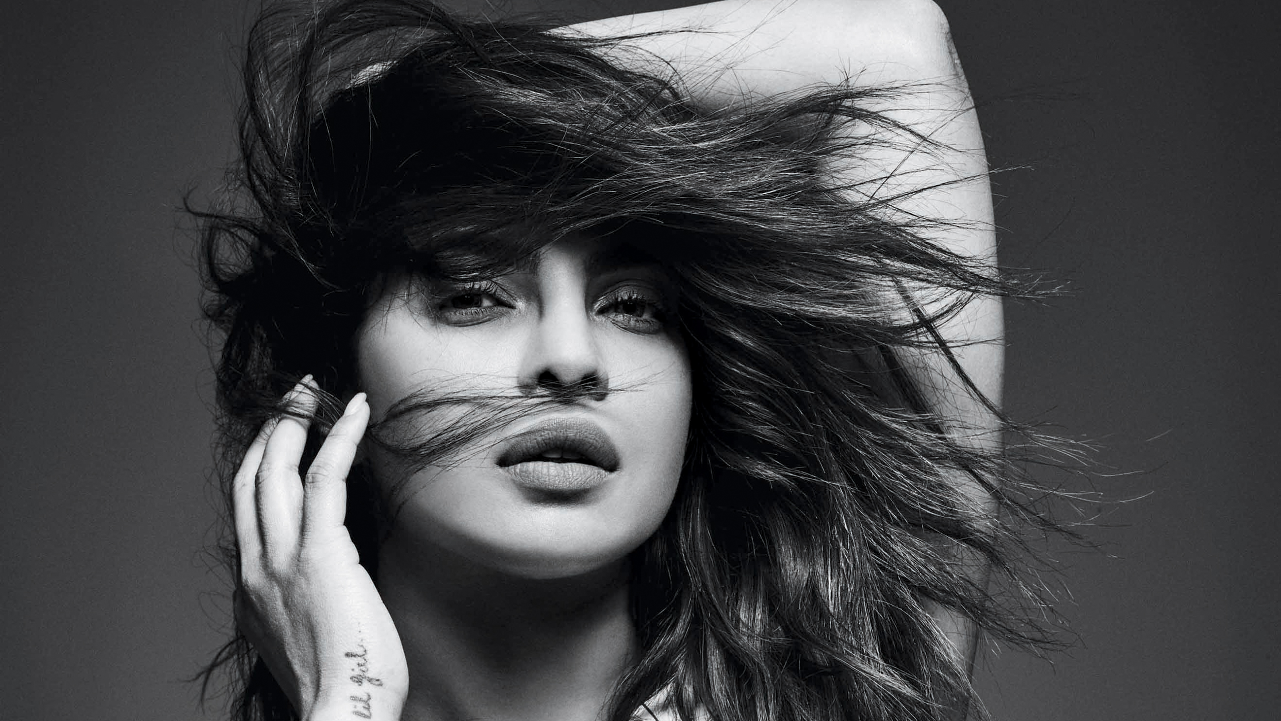 Priyanka Chopra Monochrome Wallpapers - Priyanka Chopra Photoshoot Pose - HD Wallpaper 
