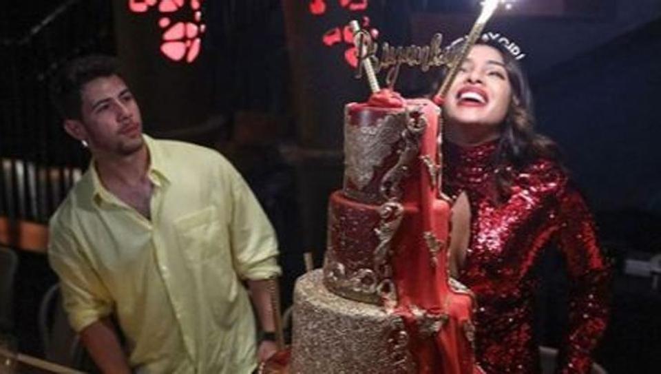 Priyanka Chopra Celebrated Her 37th Birthday With Family - Priyanka Chopra Birthday Cake - HD Wallpaper 