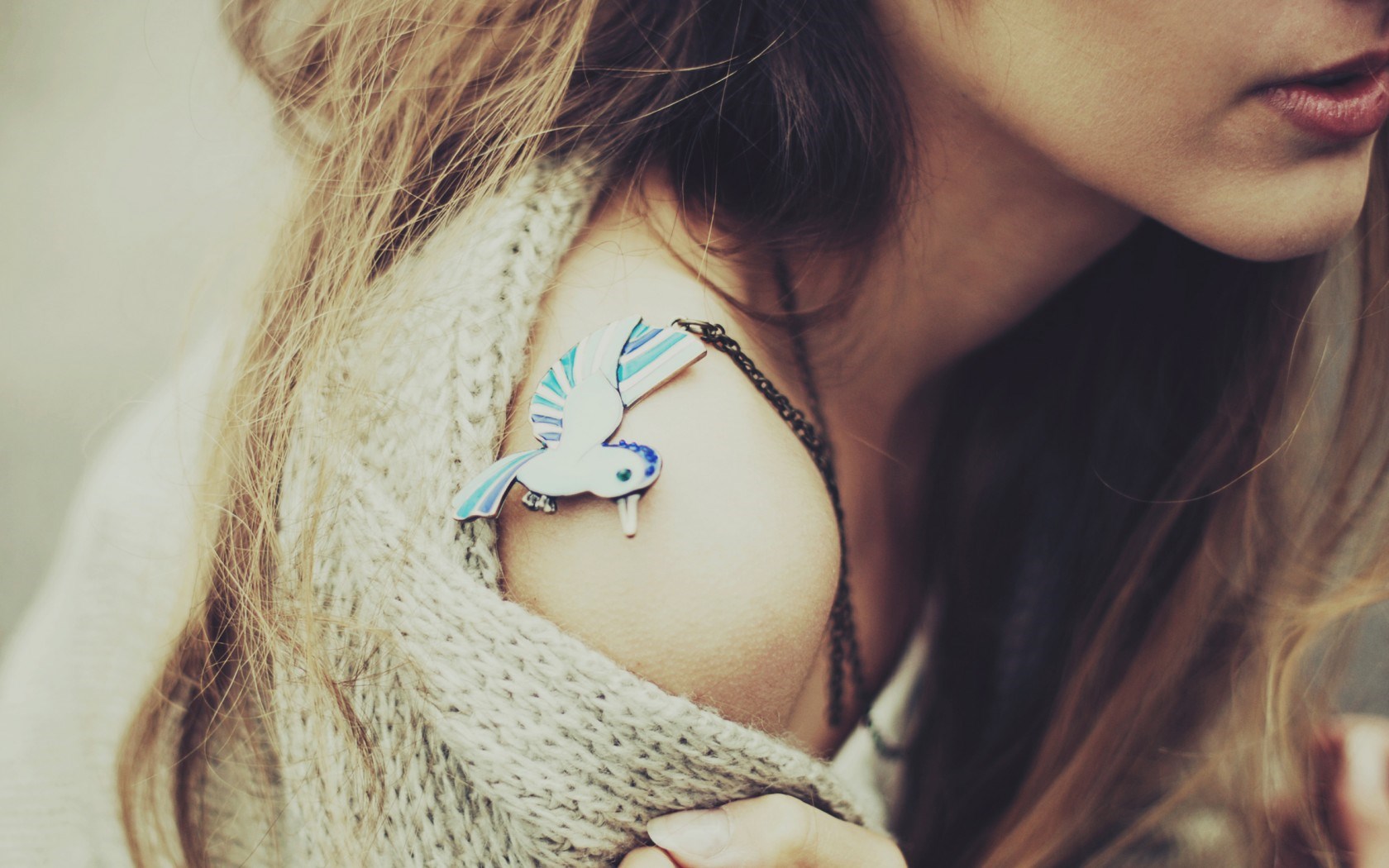 Blonde Girl Bird - HD Wallpaper 