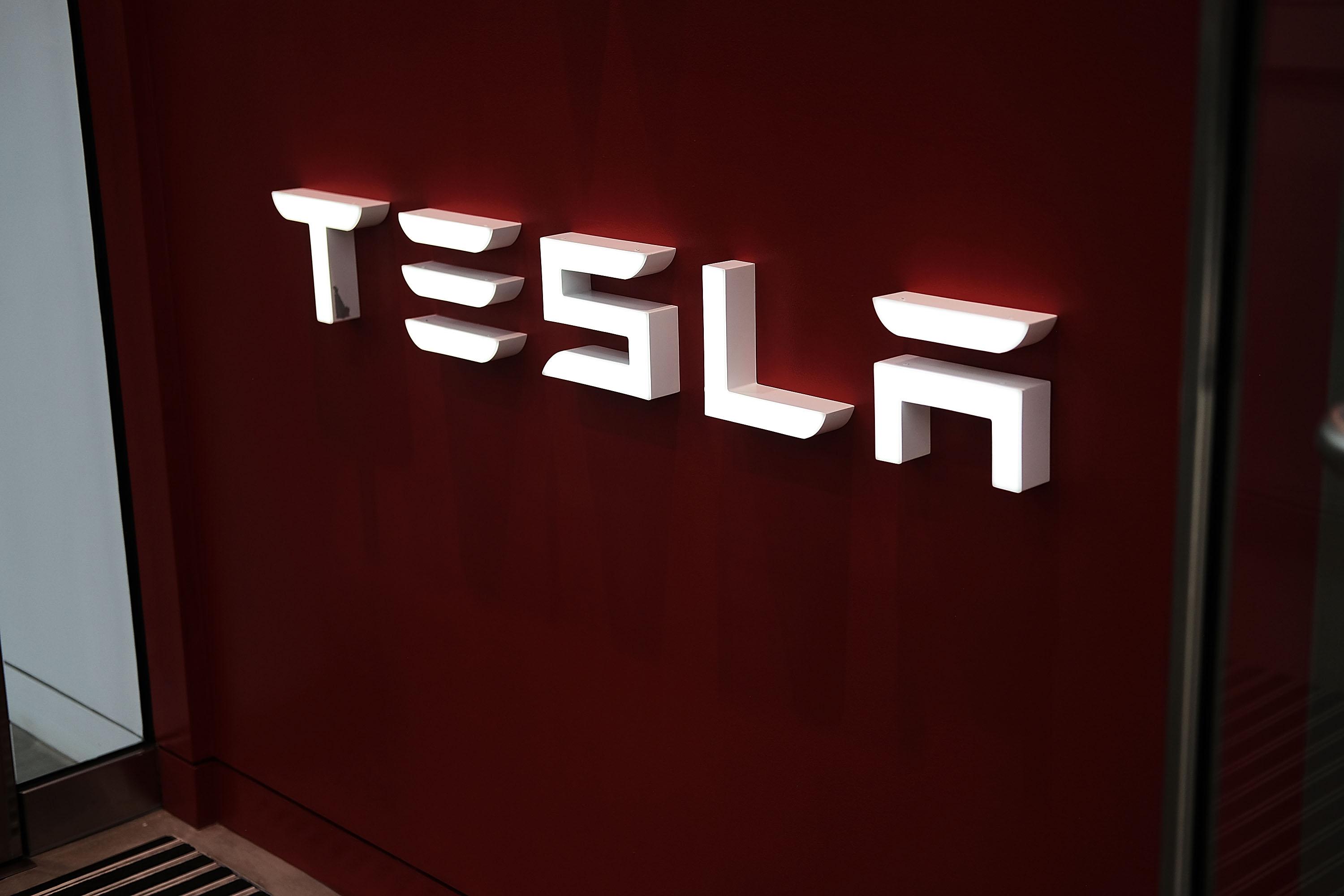 Gettyimages-tesla Logo - Tesla, Inc. - HD Wallpaper 