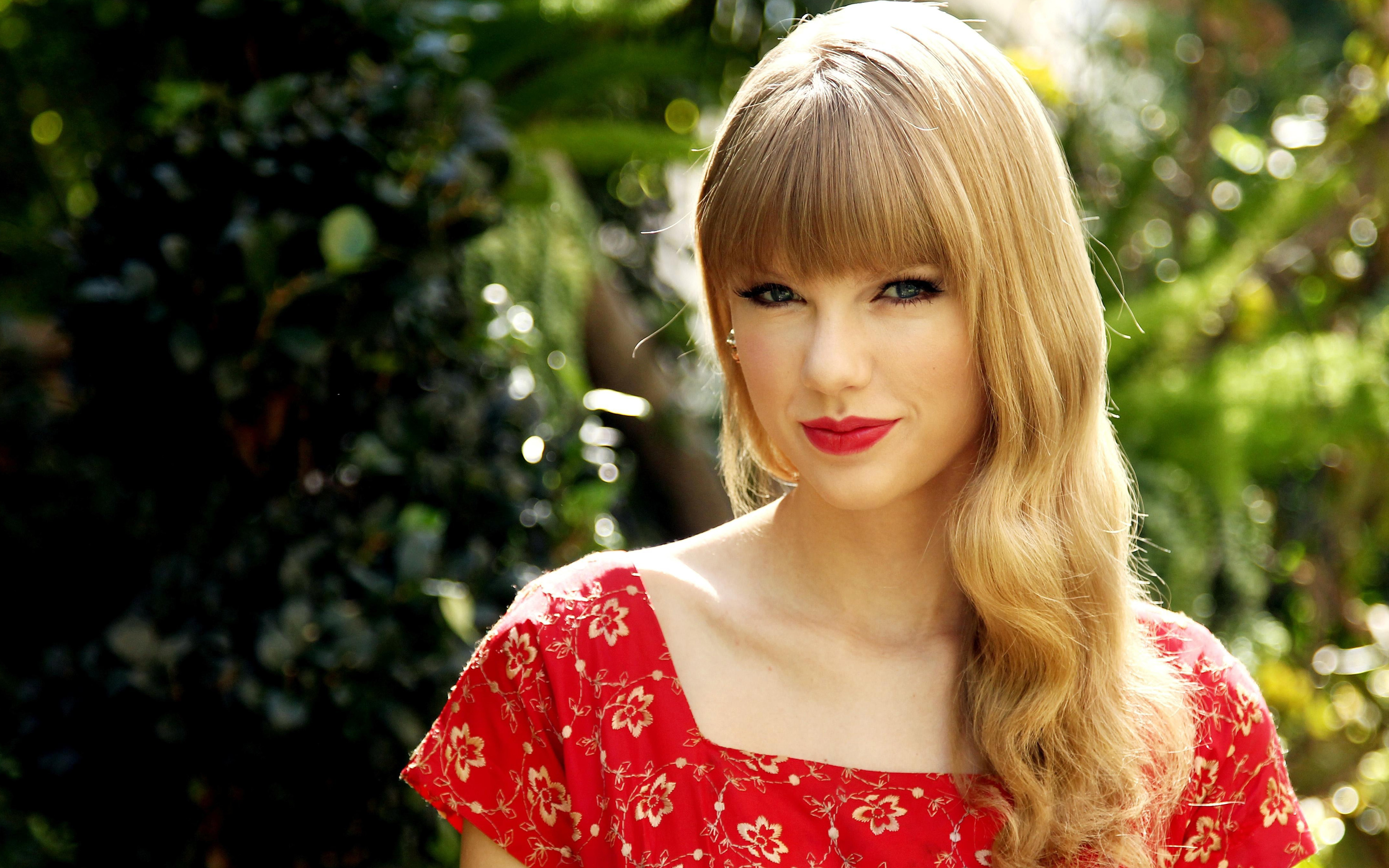 Red Wallpaper Taylor Swift - HD Wallpaper 