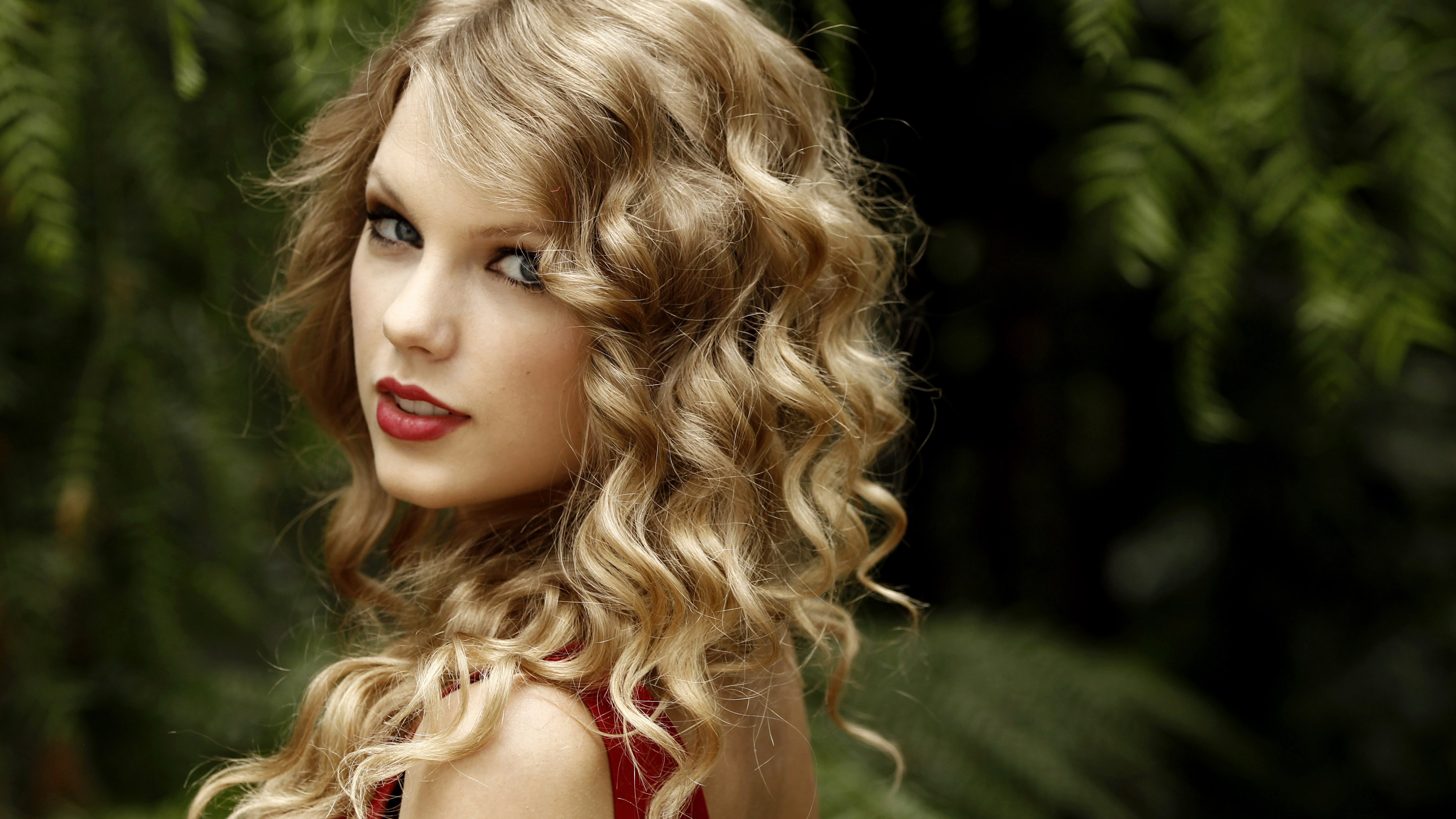 Taylor Swift Curly Hair Red Lipstick - HD Wallpaper 
