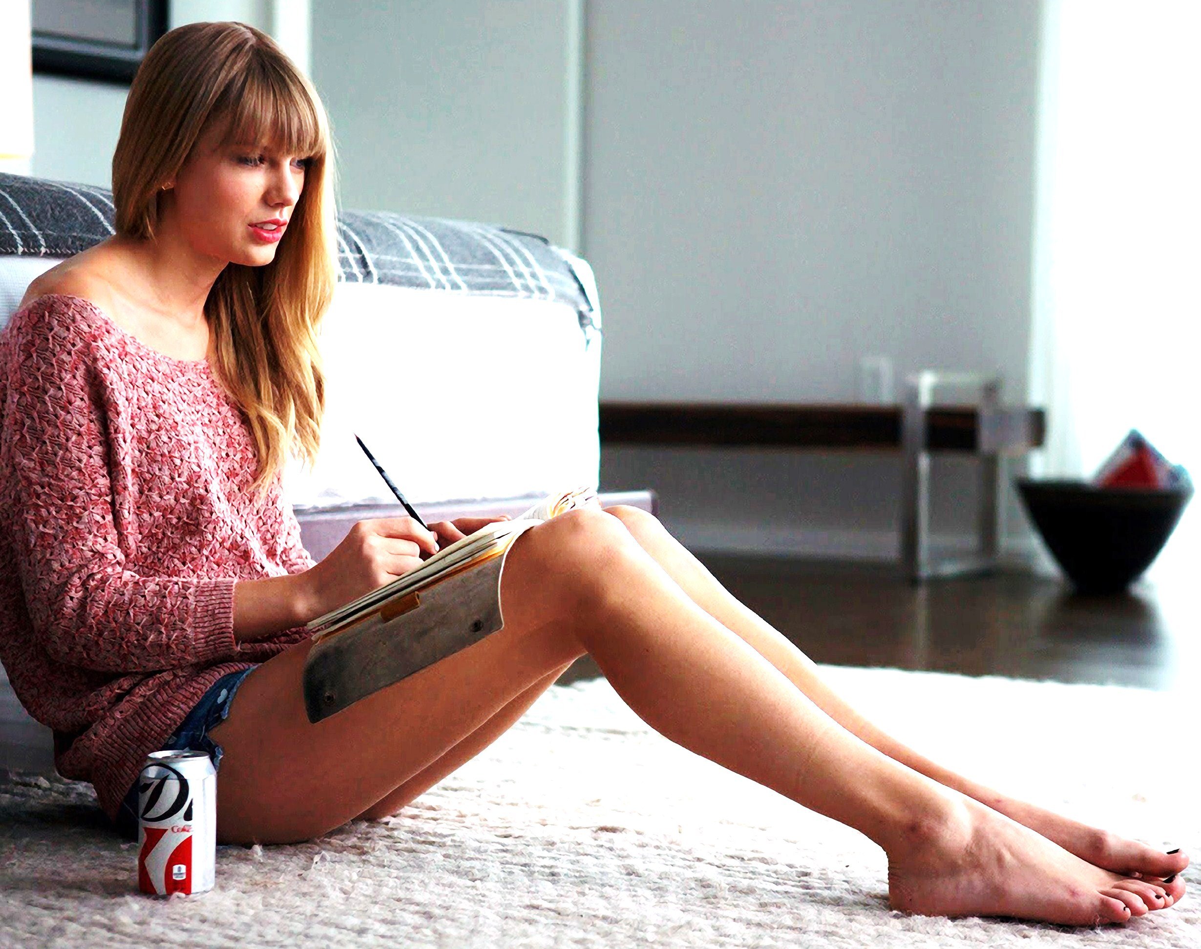 Taylor Swift Mouth Feet - HD Wallpaper 