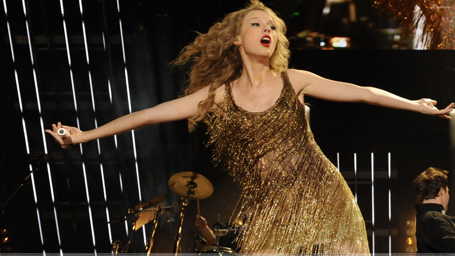 Taylor Swift Golden Dress - HD Wallpaper 