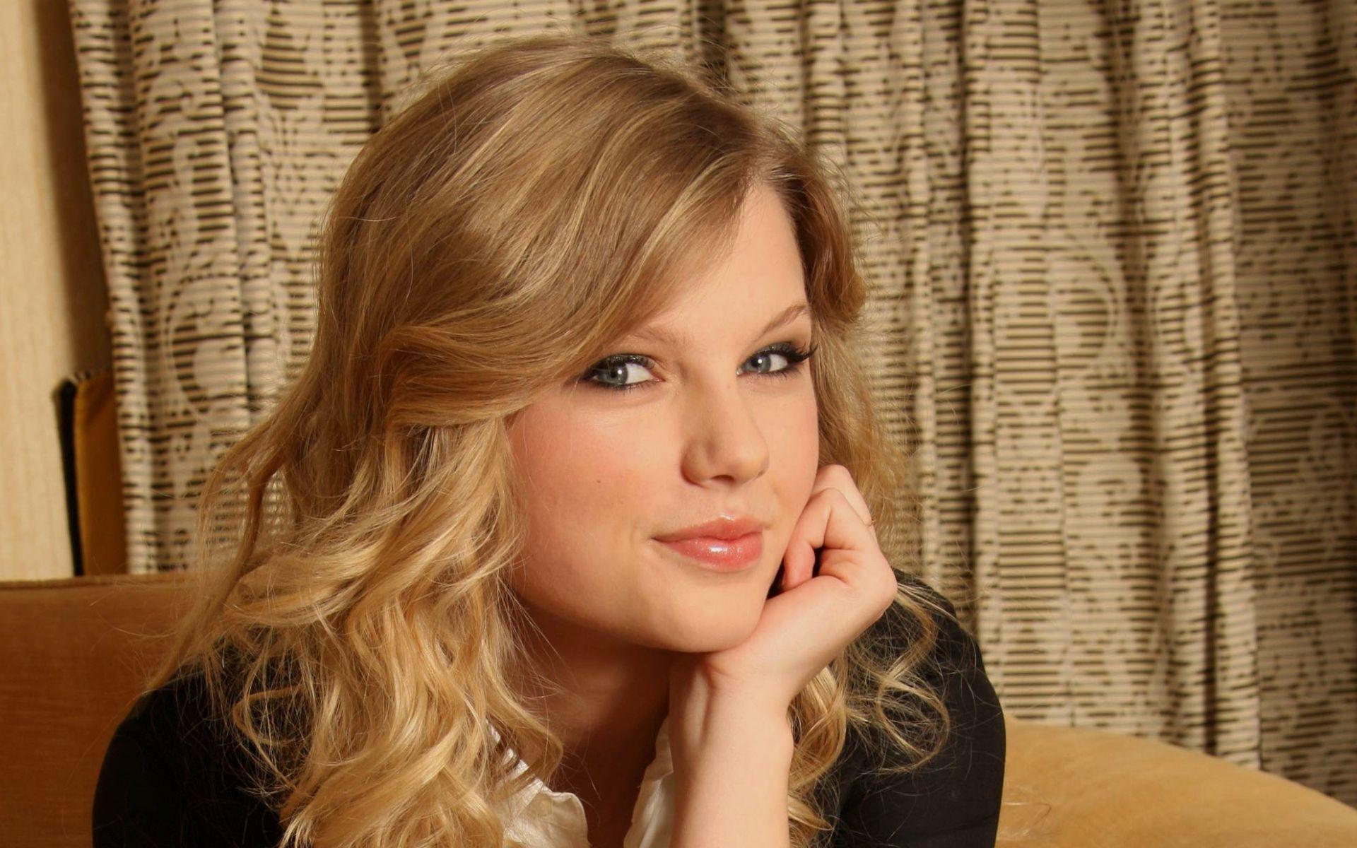 Smiling Taylor Swift - HD Wallpaper 