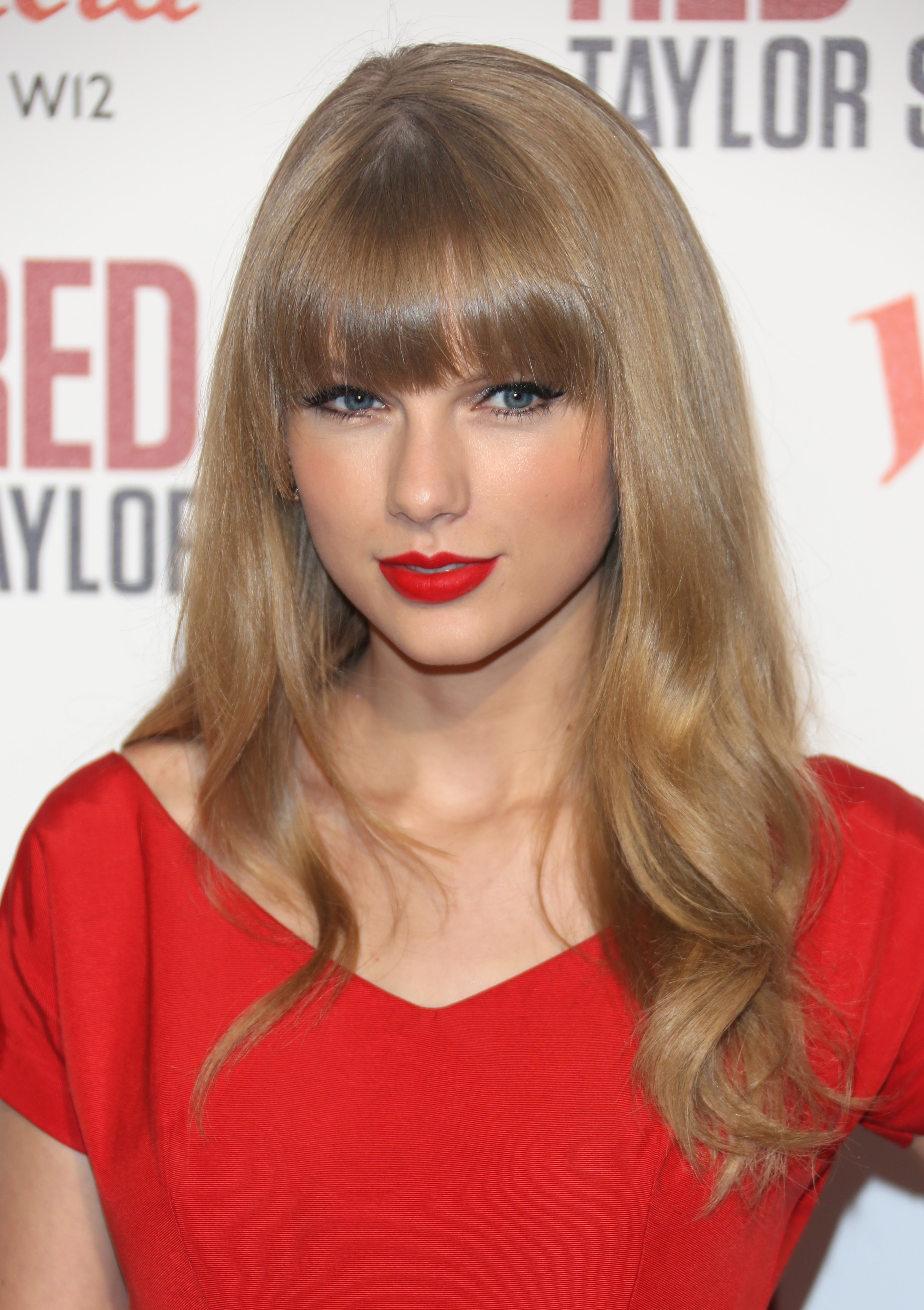 Taylor Swift Looking Hot In Red Dress And Lipstick - Taylor Swift Red Bangs - HD Wallpaper 