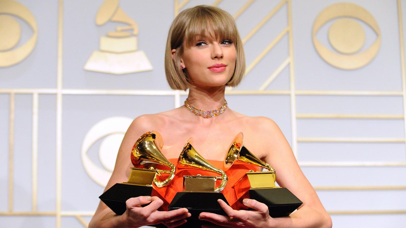 Taylor Swift Holding Grammys - Taylor Swift Grammys 2020 - HD Wallpaper 