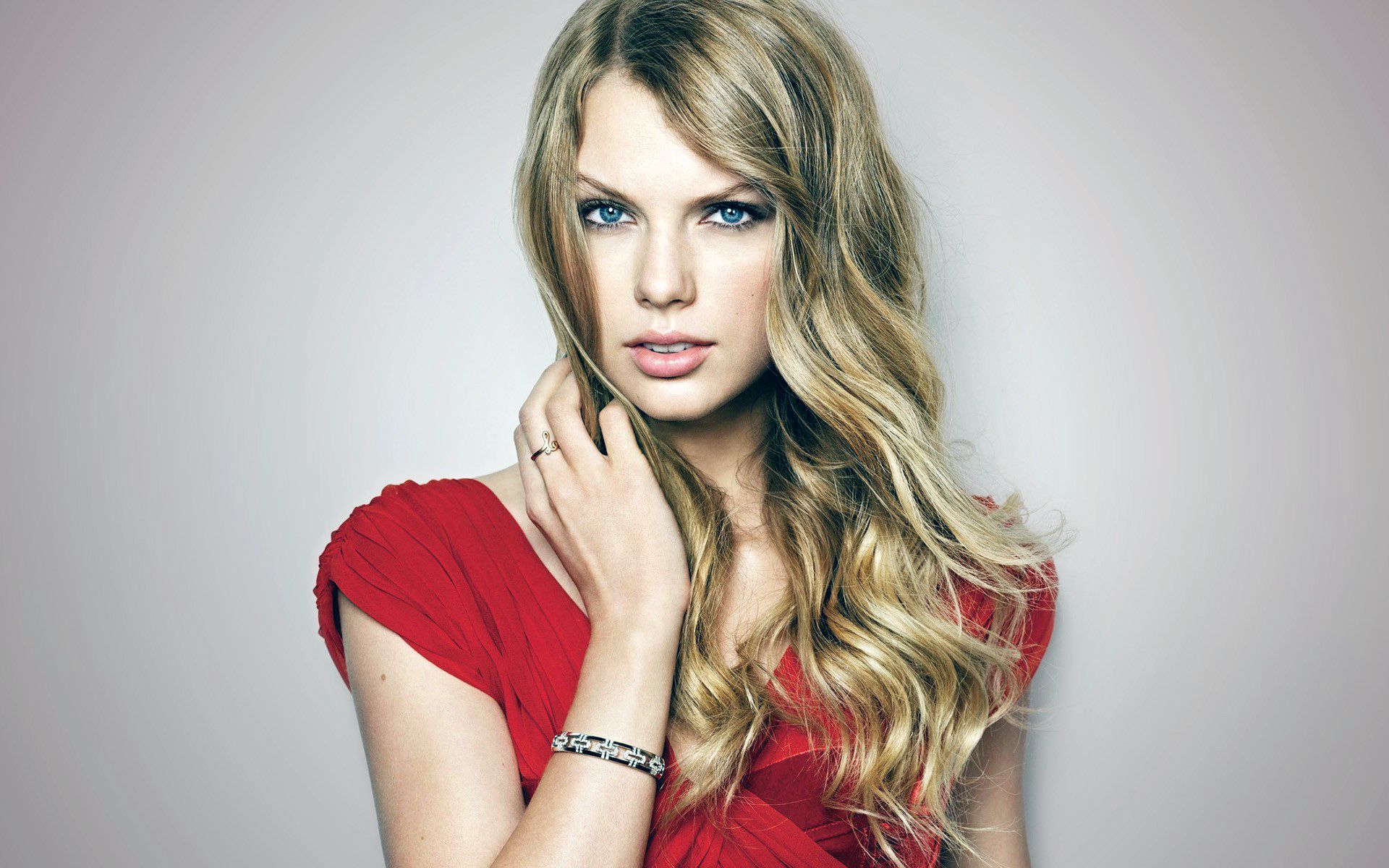 Nice Taylor Swift Phone Pics In Widescreen - Taylor Swift - HD Wallpaper 