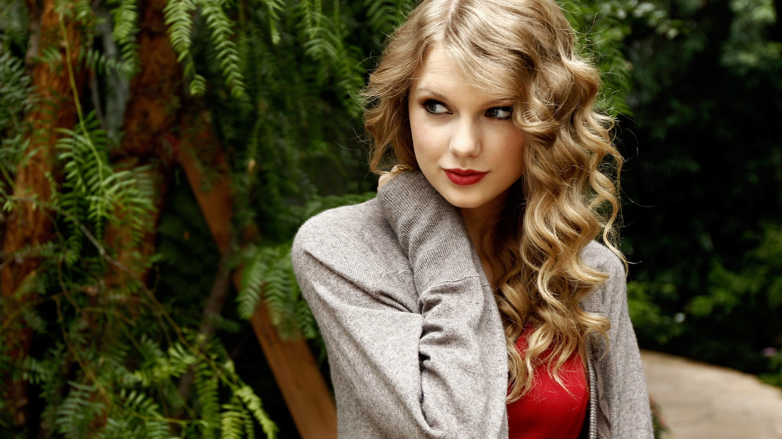 Tayor Swift Curly Short Hair - HD Wallpaper 