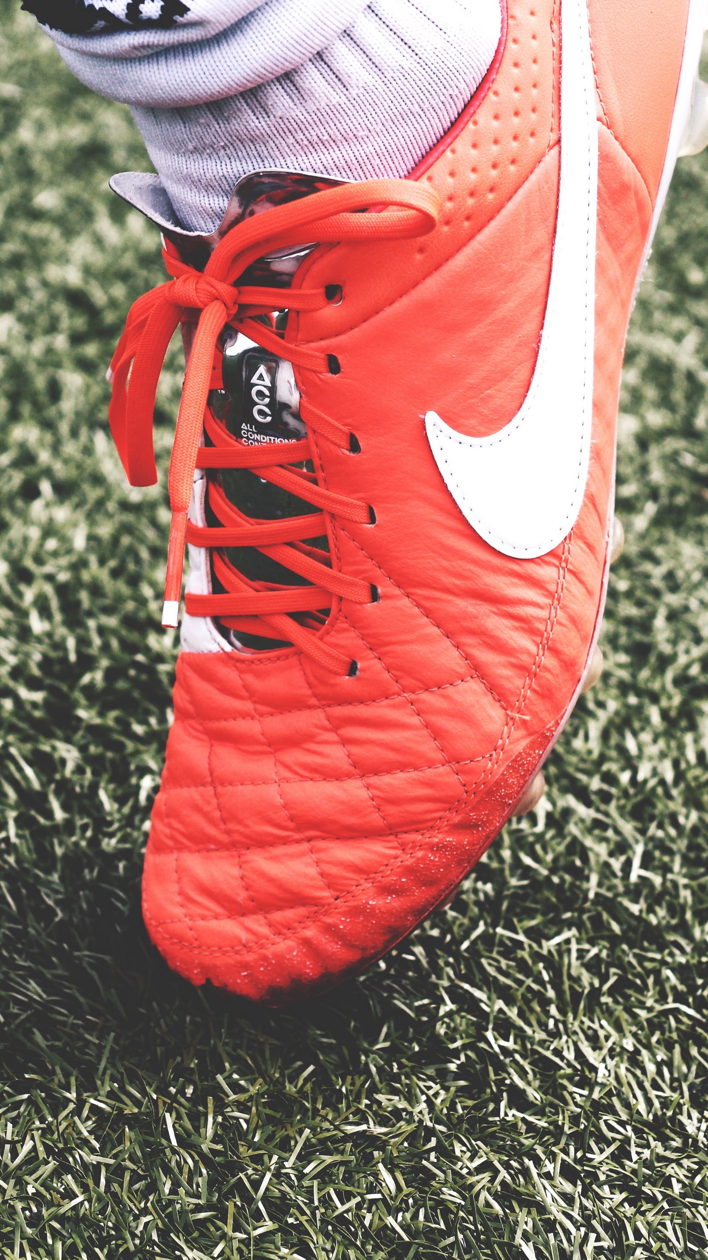 Wallpaper Nike, Football Shoes, Lawn - Football Boots Wallpaper Iphone - HD Wallpaper 