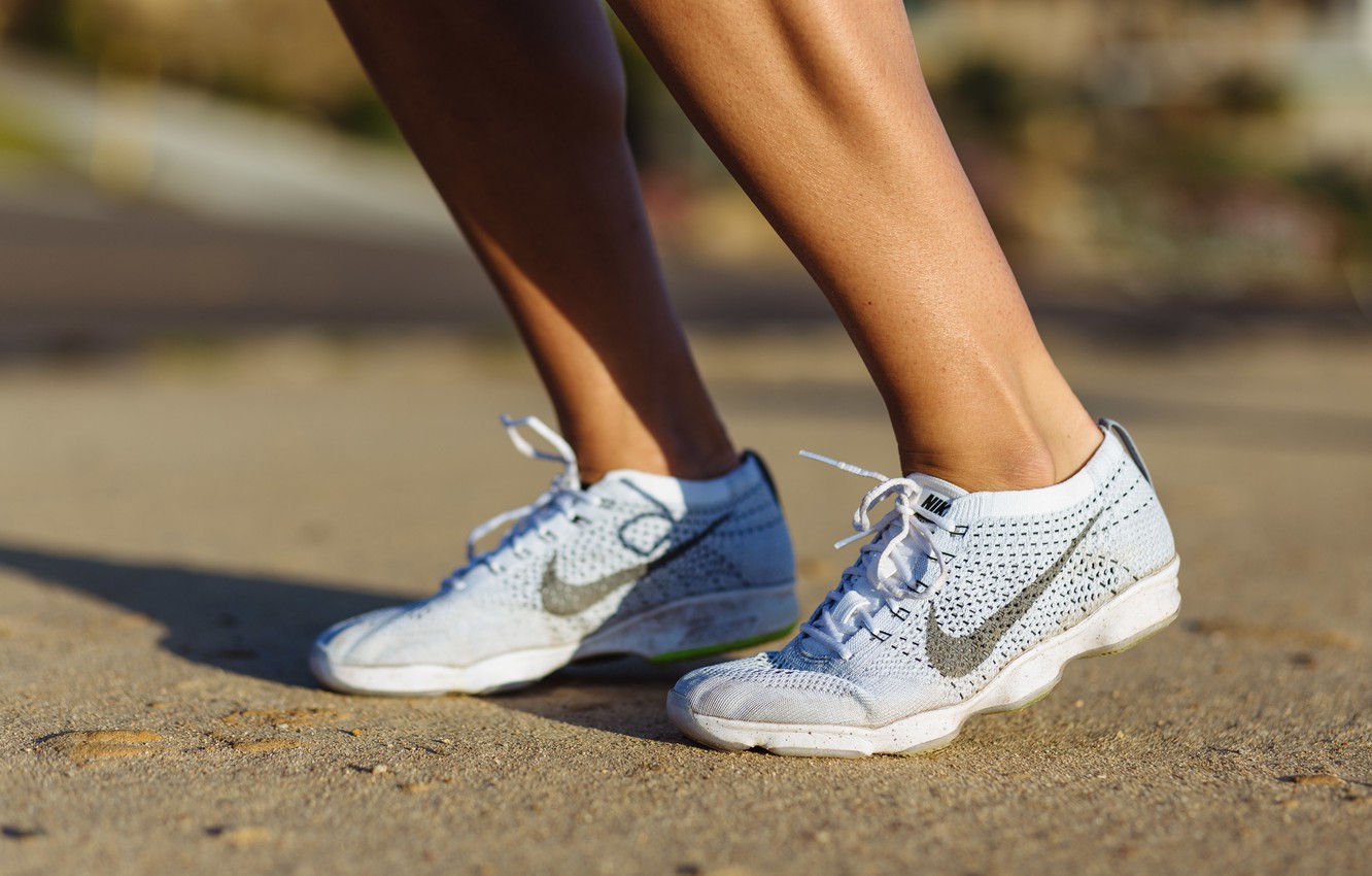 Photo Wallpaper Sand, Feet, Sport, Sport, White, Sneakers, - Walking Shoe - HD Wallpaper 