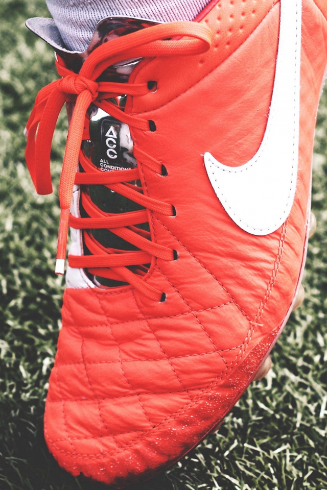 Nike Football Shoes Lawn Iphone 4s Wallpaper - Nike Football Wallpaper Iphone - HD Wallpaper 