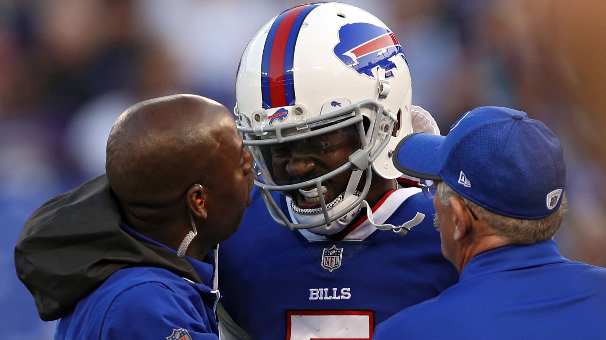 Bills Medical Staff Tend To Tyrod Taylor After He Was - Face Mask - HD Wallpaper 