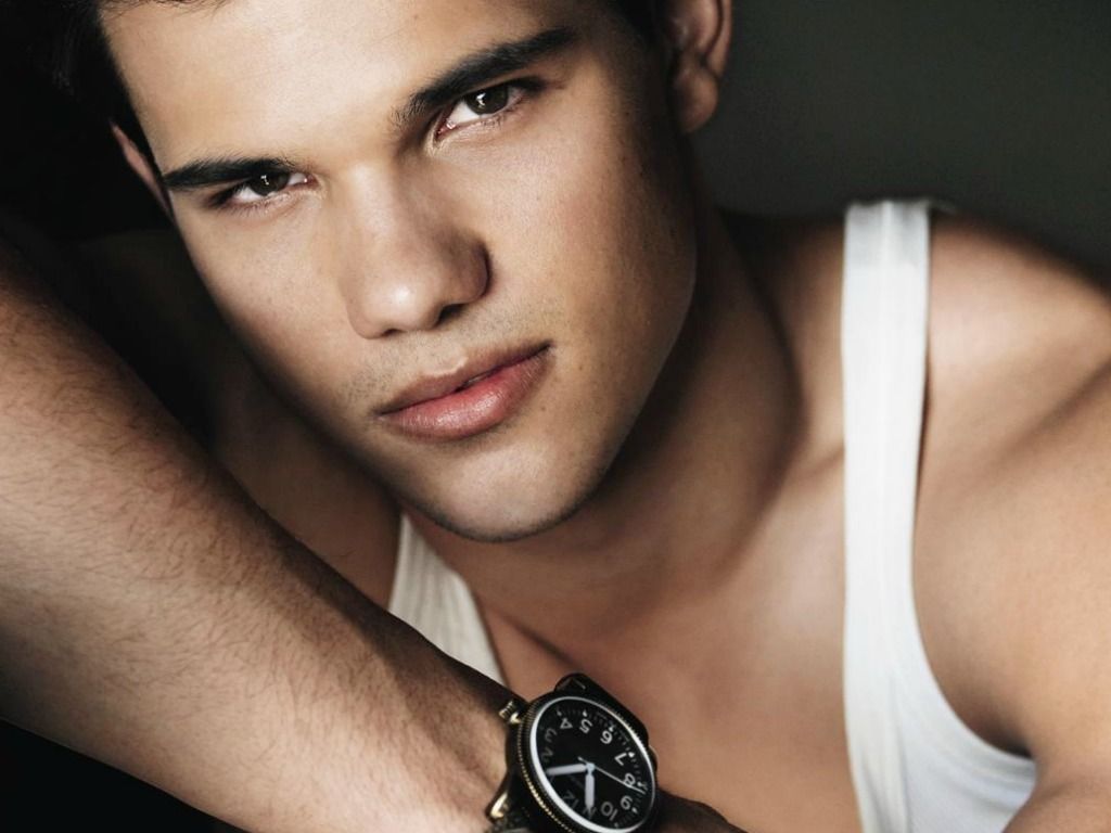 Taylor Lautner Shirtless Wallpapers Wallpaper - Taylor Lautner Gq 2010 - HD Wallpaper 