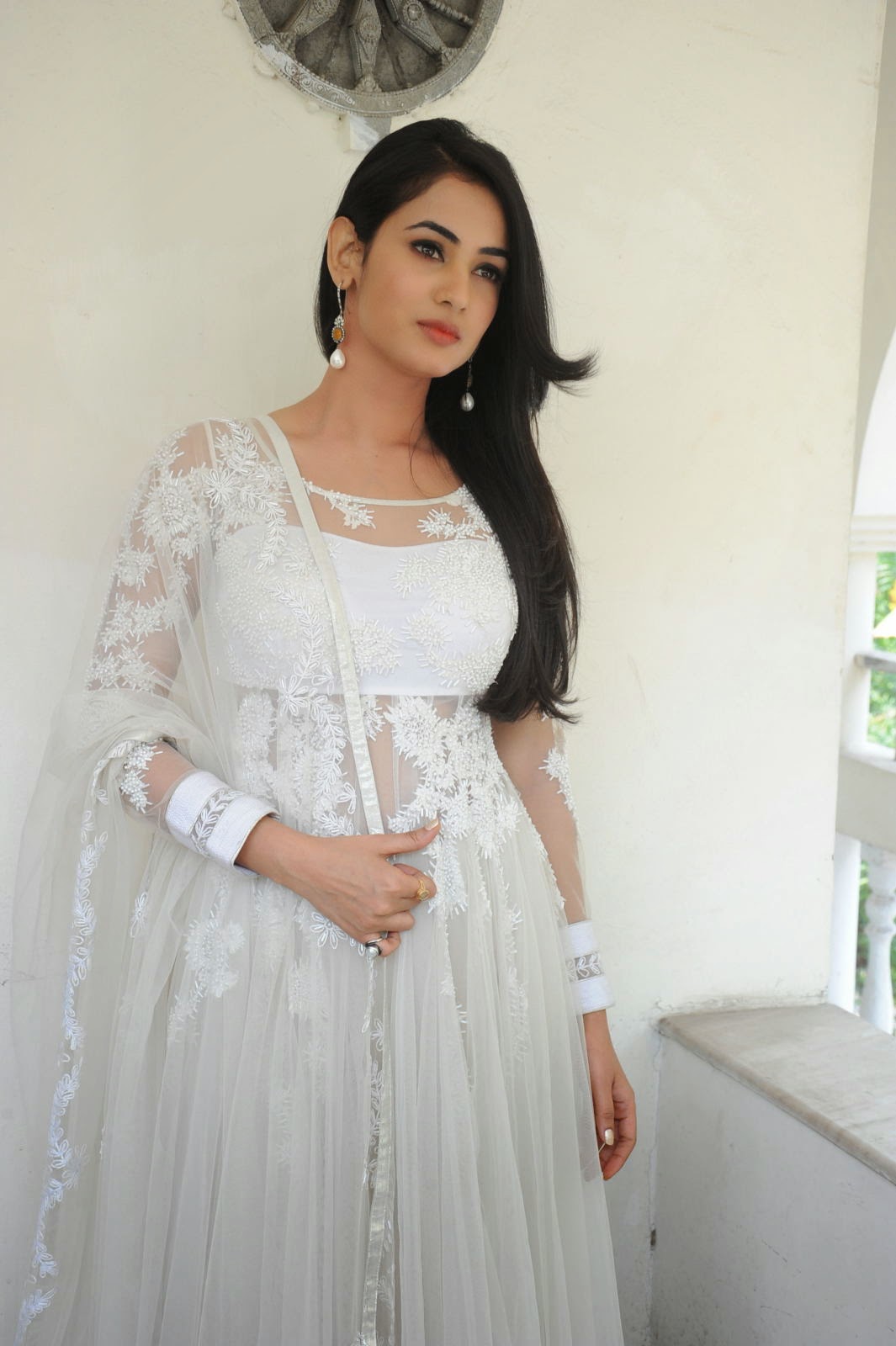 Sonal Chauhan Latest Stills In White Dress 25cineframes - Full Hd Sonal Chauhan - HD Wallpaper 