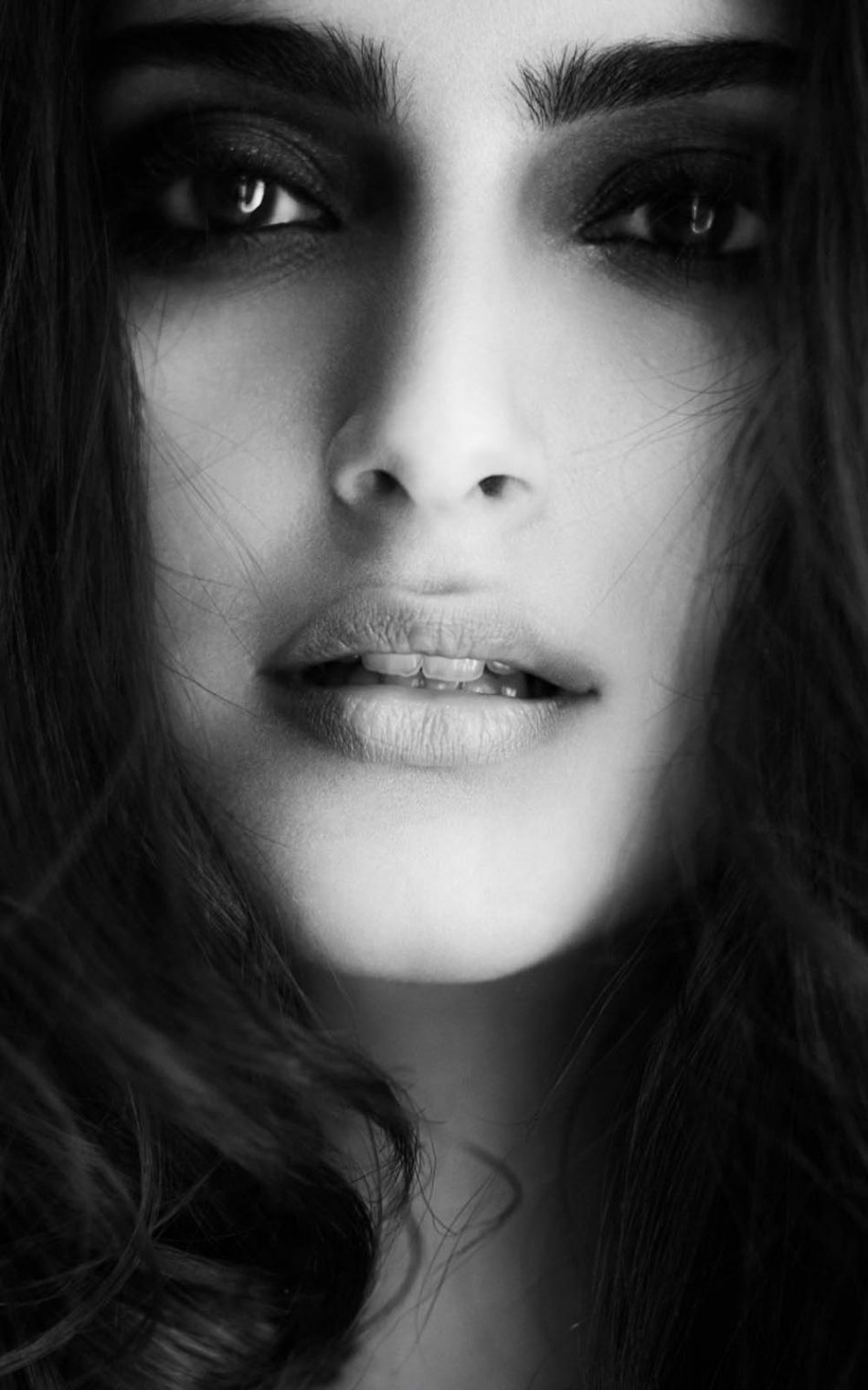 Sonam Kapoor Bw Close Click Hd Mobile Wallpaper - Sonam Kapoor - HD Wallpaper 