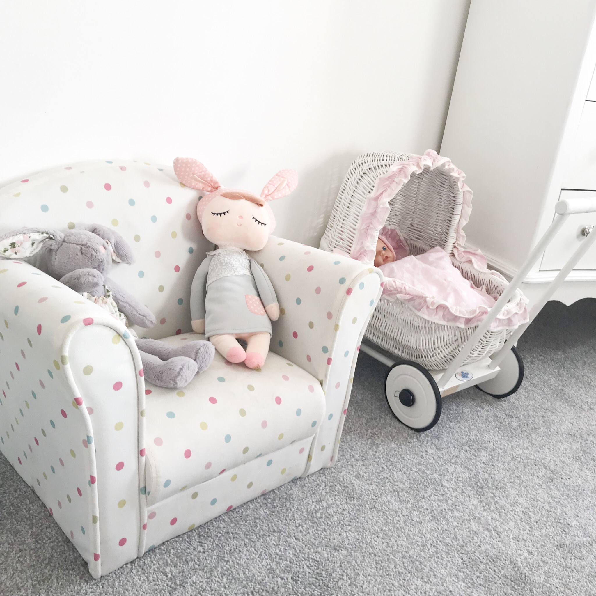 Studio Couch - HD Wallpaper 