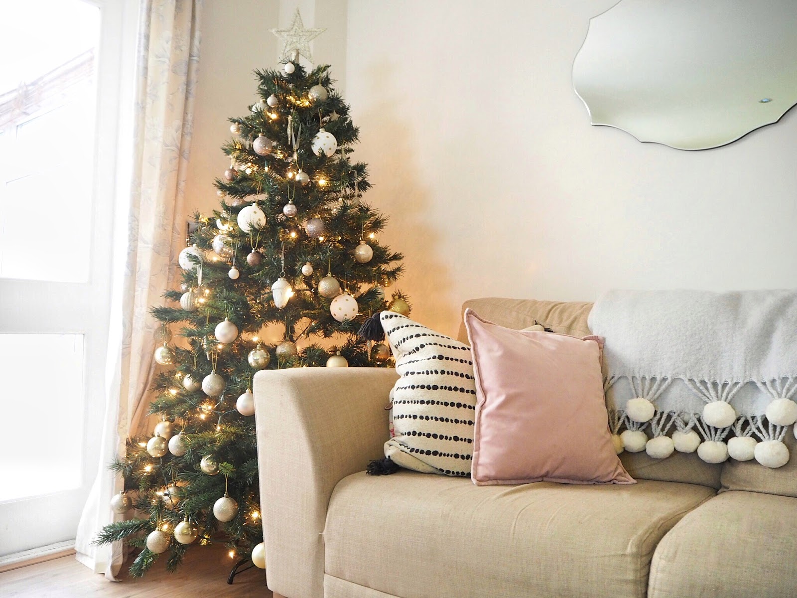 Christmas Home Decor In Gold And White Featuring Baubles - Christmas Ornament - HD Wallpaper 