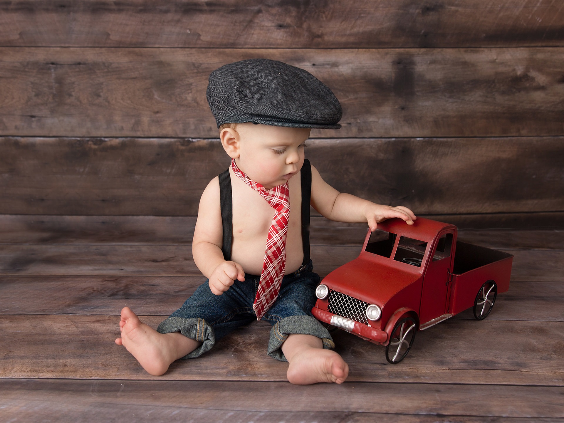 Wallpaper Cute Baby, Boy Play Toy Car - Cute Baby Car - HD Wallpaper 