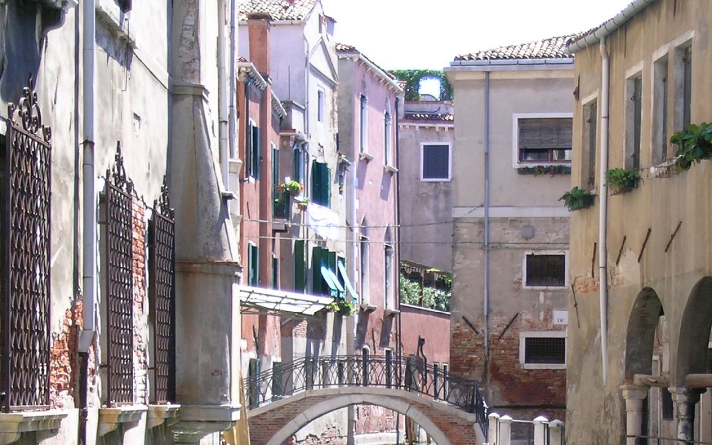 Street Scene Wallpaper - Venice Street - HD Wallpaper 