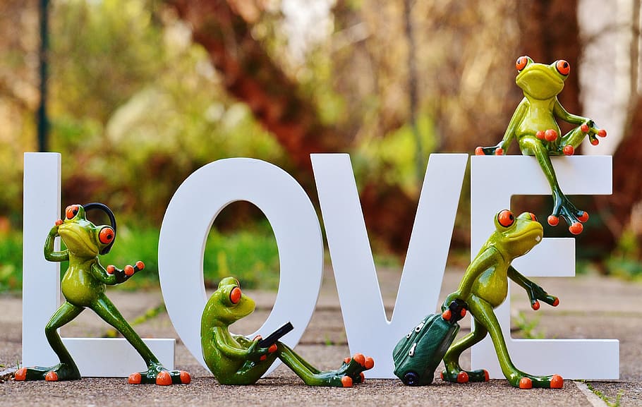 Frogs Figurines Sitting On Love Freestanding Decor, - HD Wallpaper 