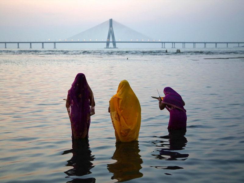 Hindu Women Offer Prayers At Sunset During Chhath Puja - HD Wallpaper 