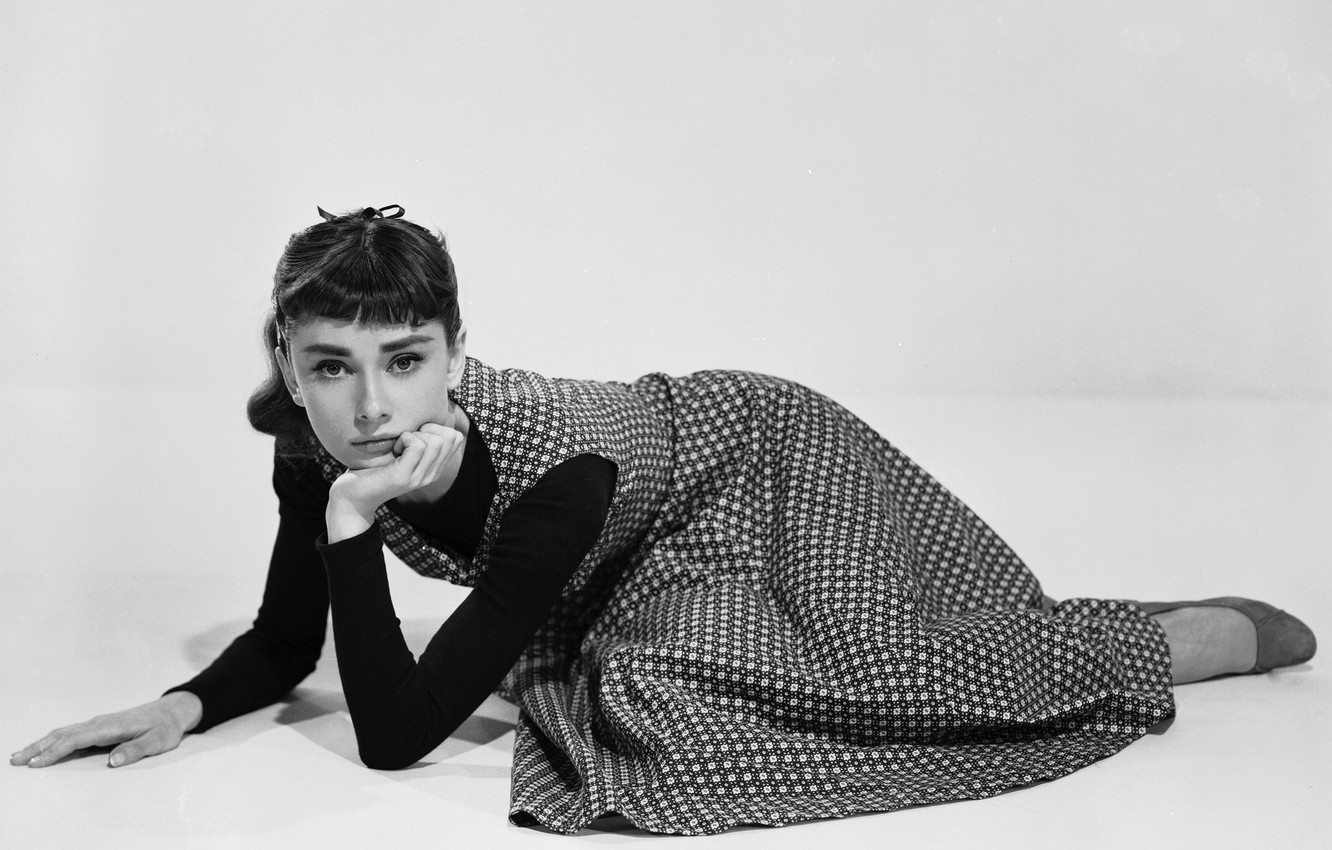 Photo Wallpaper Photo, The Film, Dress, Actress, Black - Audrey Hepburn Sabrina - HD Wallpaper 