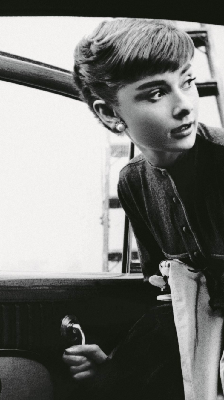 Audrey Hepburn - HD Wallpaper 