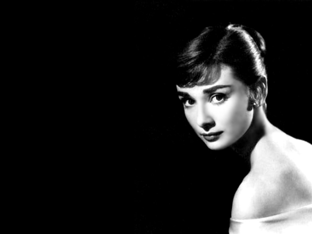 Audrey Hepburn - HD Wallpaper 