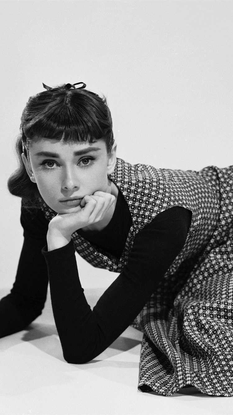 Young Audrey Hepburn 50s - HD Wallpaper 