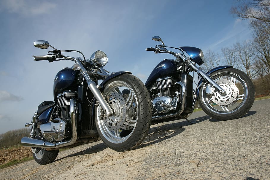 Two Black Cruiser Motorcycle Parking Near Tree, Motorbike, - Mecanico De Moto Online - HD Wallpaper 