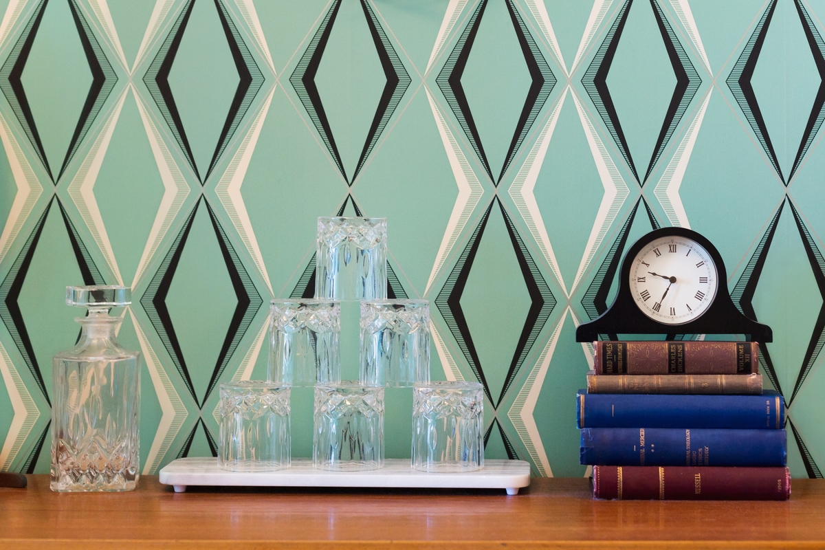 Antique, Vintage And Retro Items In Estate With 1960s - Retro Antique - HD Wallpaper 