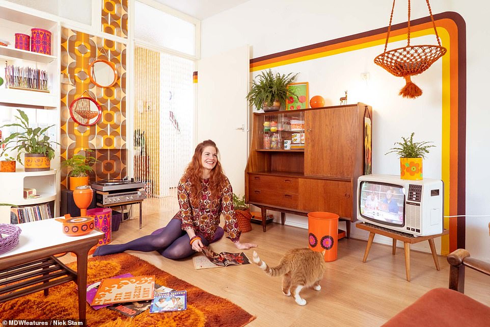 Journalist Laura Hofenk, 32, From Wageningen, In The - 1970s Flat - HD Wallpaper 