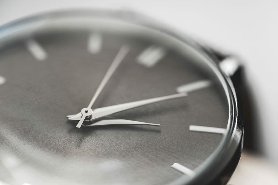 Simple & Classy Silver Watches Close Up, Accessories, - Пунктуальность Китай - HD Wallpaper 