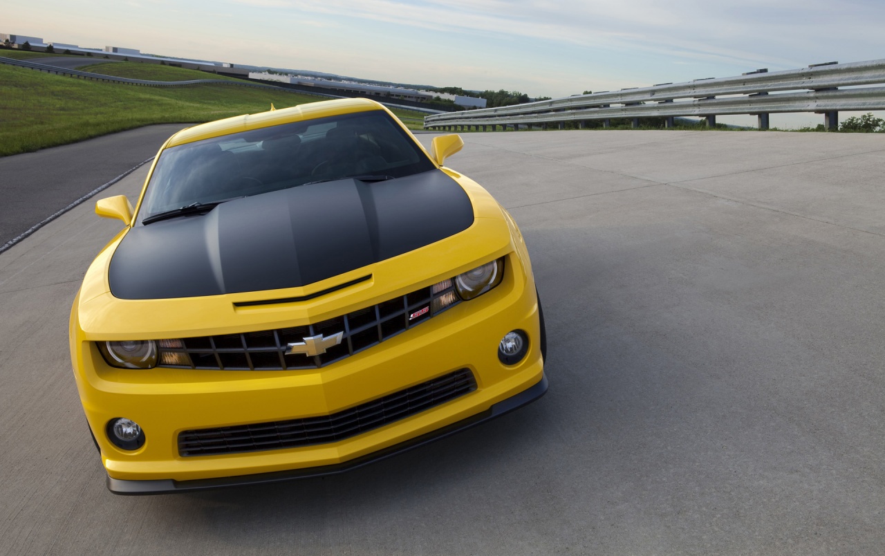 2013 Chevrolet Camaro 1le Frente Movimiento Amarillo - Ford Mustang And Chevrolet Camaro Comparison - HD Wallpaper 