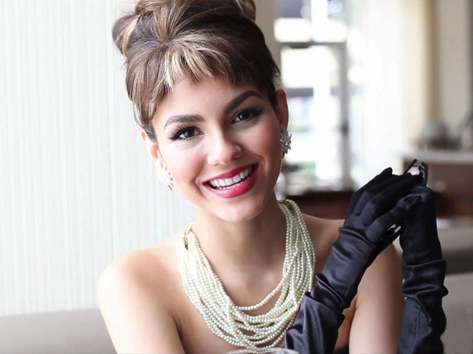 Audrey Hepburn - HD Wallpaper 