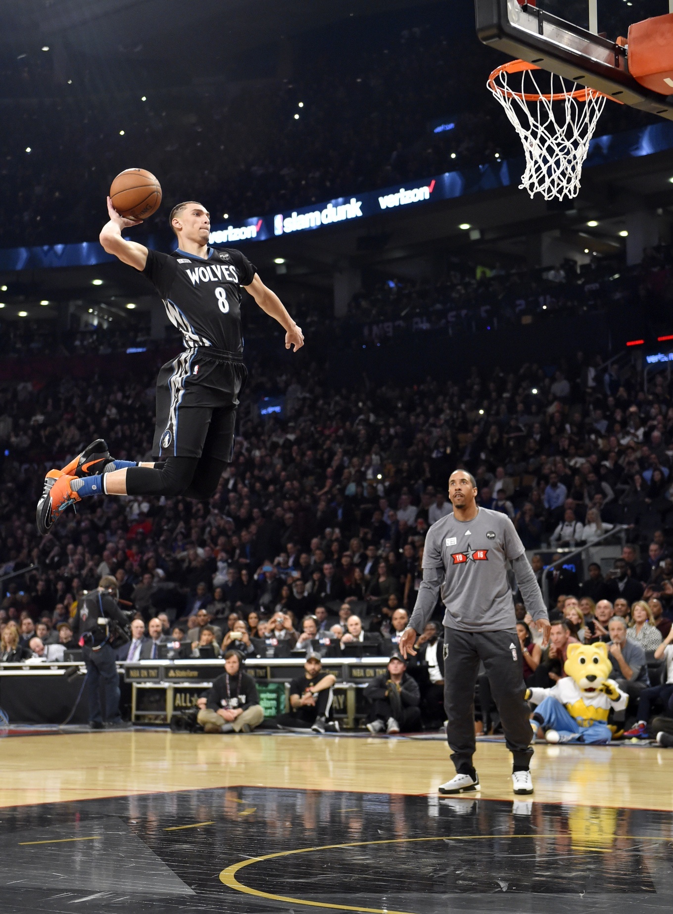 Zach Lavine Slam Dunk Contest 2016 - HD Wallpaper 