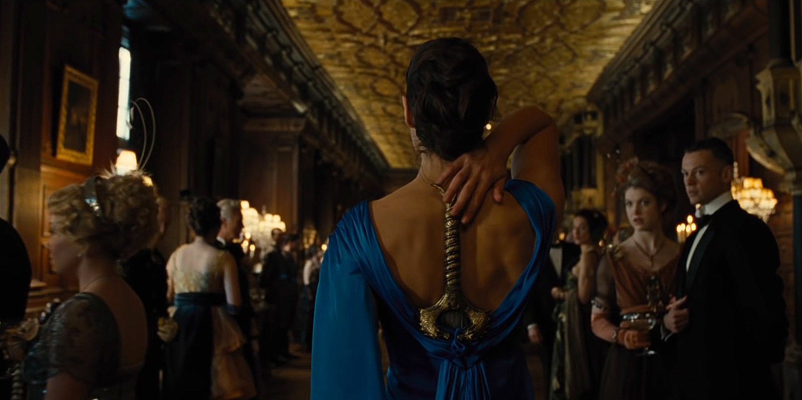 Wonder Woman 2017 Movie Wallpaper 10 1600×798 - Wonder Woman Hiding Sword - HD Wallpaper 