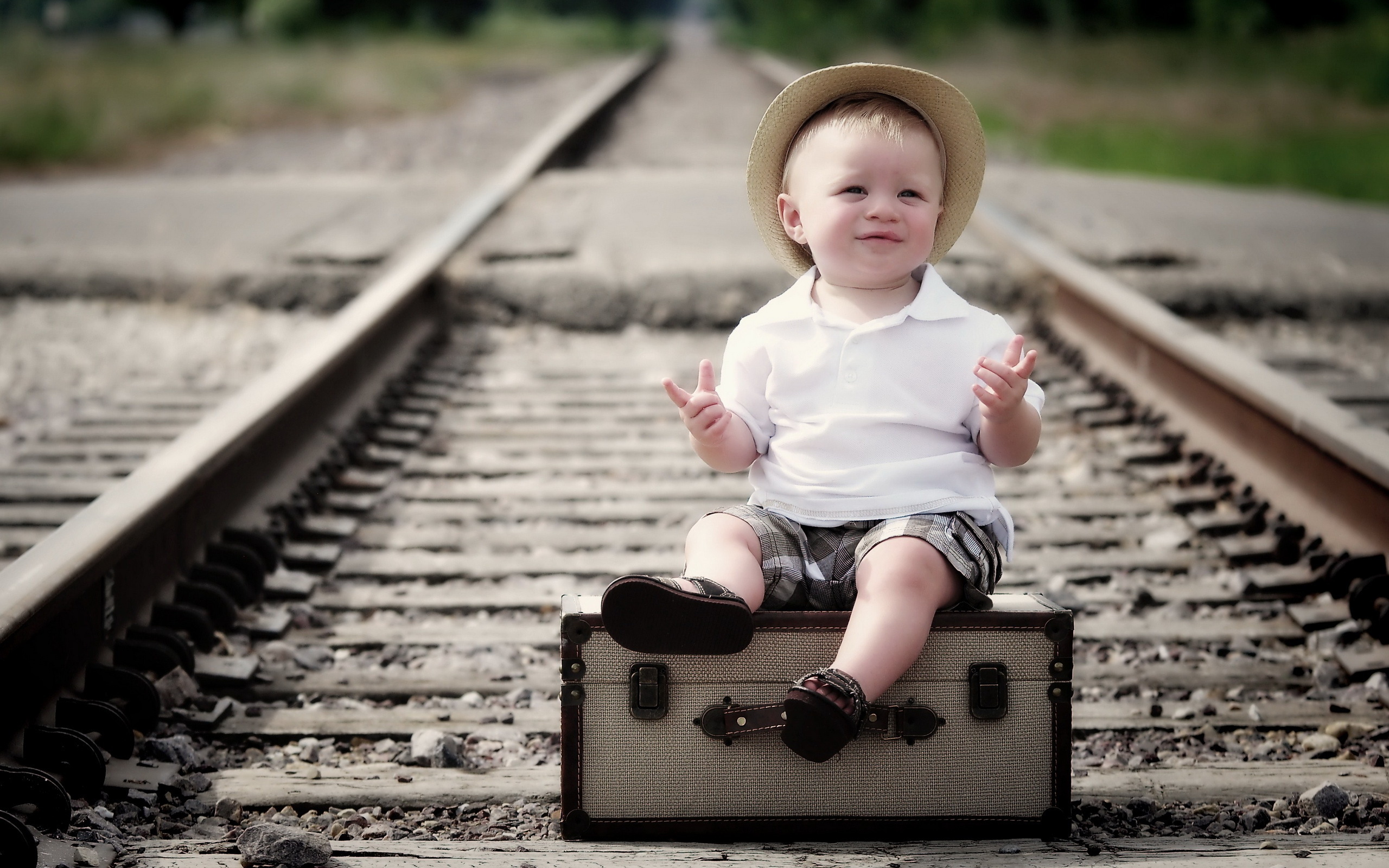 Cute Baby Latest Modeling High Definition Wallpapers - Boy Sitting In The Railway Track - HD Wallpaper 