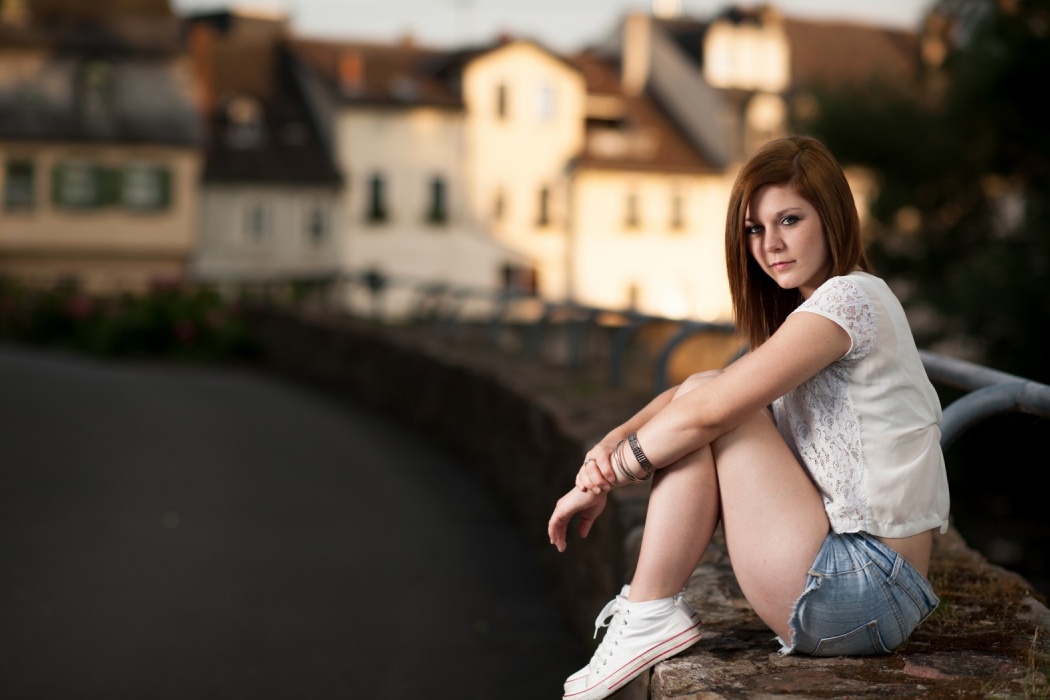 Girl In Shorts Roadside Railing Portrait - Girl Photo Shoot On Road - HD Wallpaper 