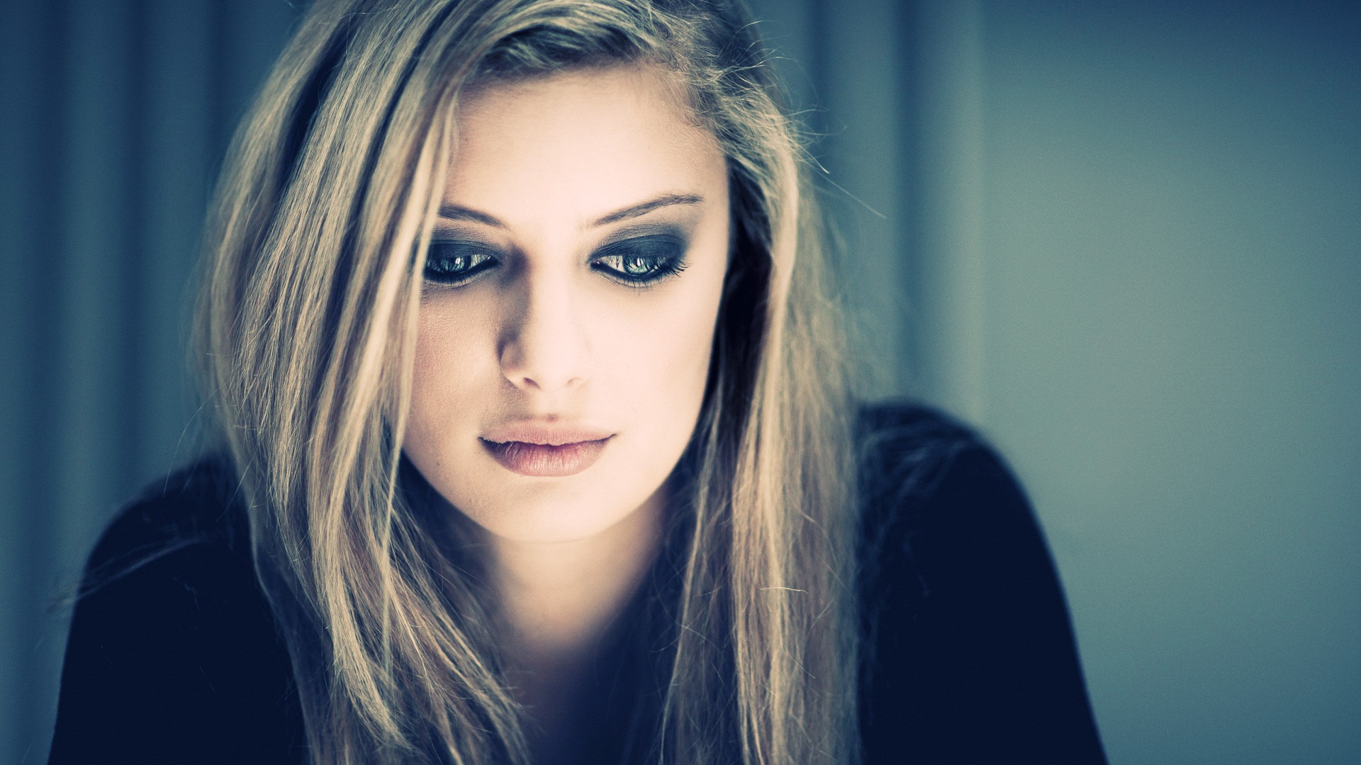 Wallpaper Beautiful Girl Thinking Something - Gel Ulan Başım Belada - HD Wallpaper 