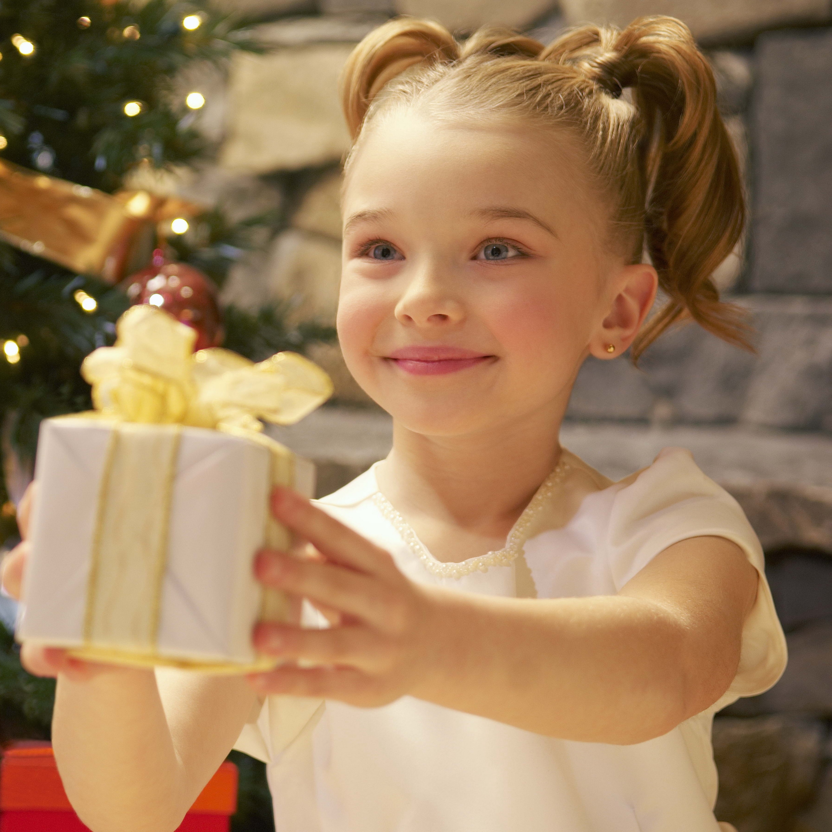 Wallpaper Gift, New Year, Girl - Hd Photos Christmas Family - HD Wallpaper 