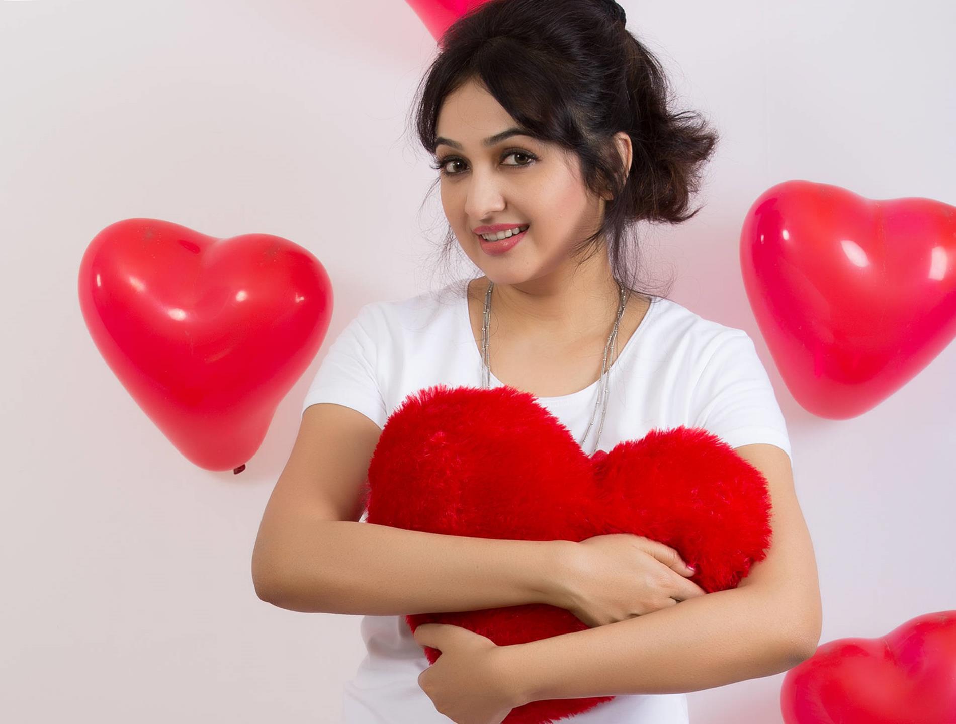 Valentine Day Actress Malayalam - HD Wallpaper 