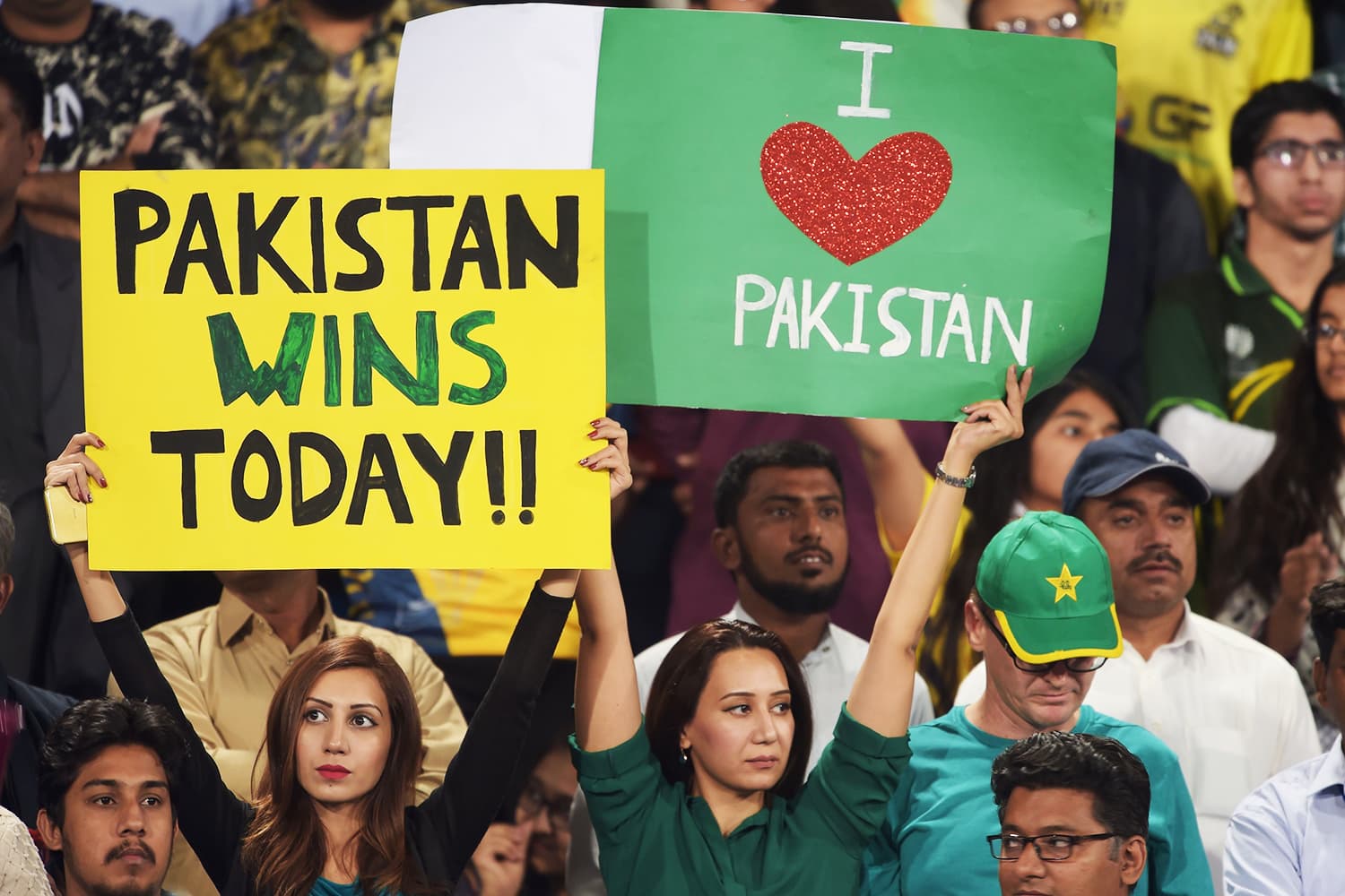 Pakistani Spectators At The Final Of The Pakistan Super - Today Sports News In English - HD Wallpaper 