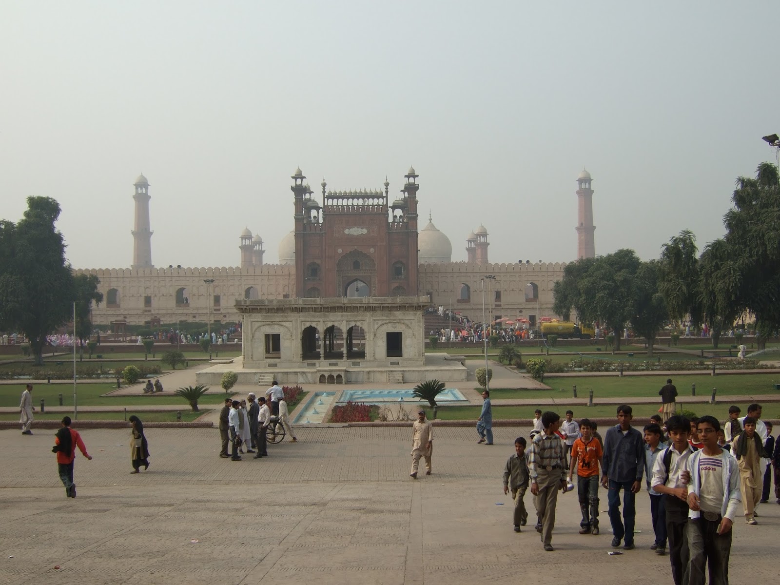 Lahore Fort Wallpapers - Badshahi Mosque - HD Wallpaper 